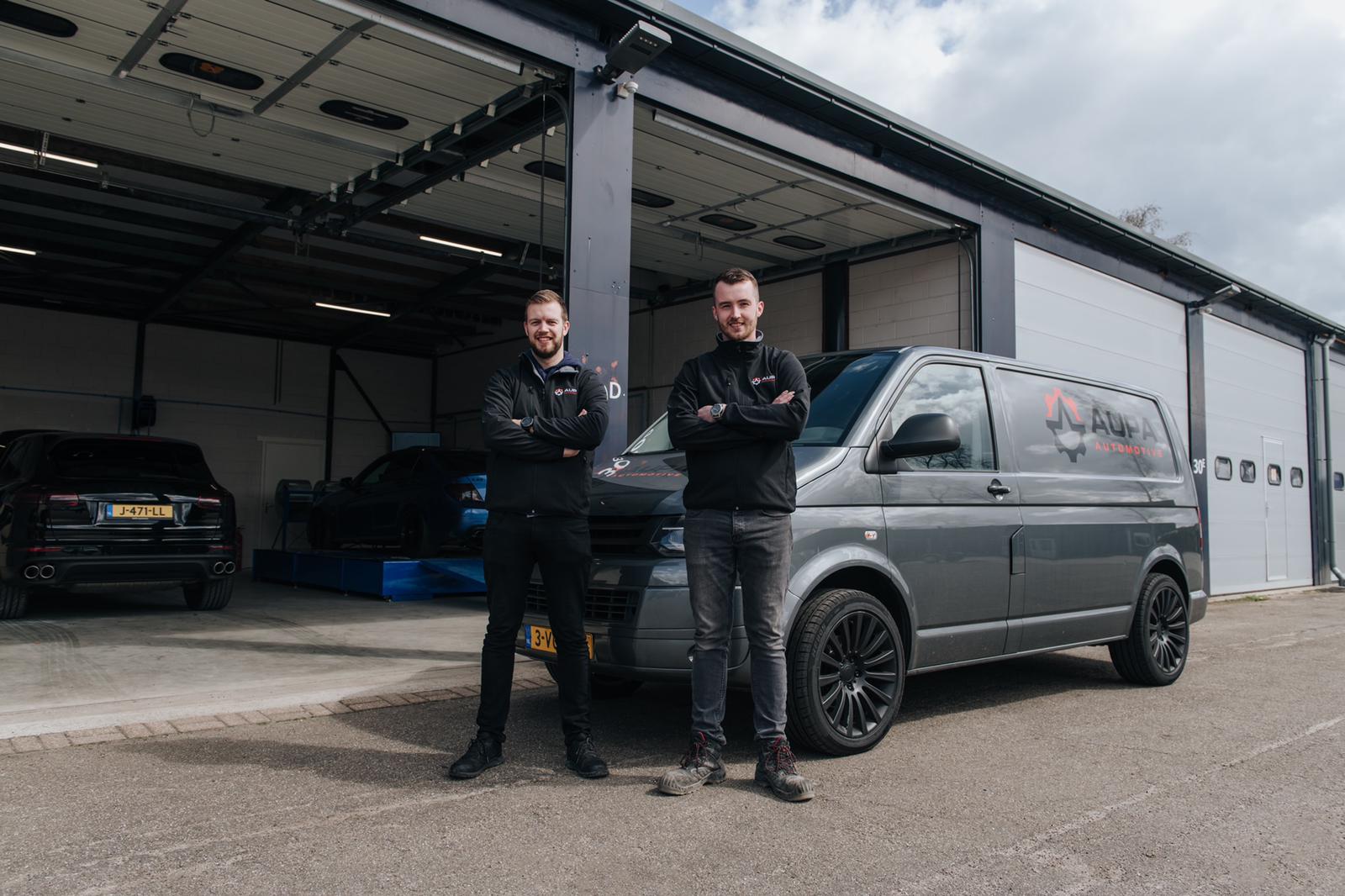 Het AUPA-team voor de werkplaats met de AUPA-bedrijfsbus